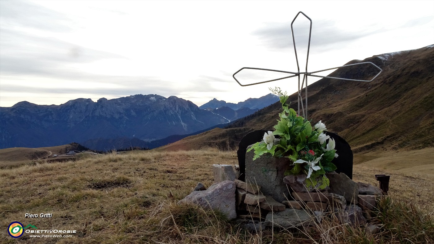 89 Su 'Il Cimetto' (1862 m) croce a ricordo con vista Zuccone Campelli- Grigne.JPG